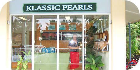 Shopwindow Klassic Pearls in uptown Avarua - with friendly shopkeeper