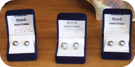 Klassic black pearl earrings - silver is part of the colour spectrum