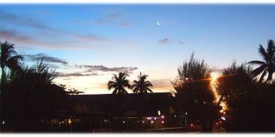 >>> Moon above Avarua city © Archi