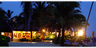 >>> The Rarotongan Resort during twilight © Susanne B.