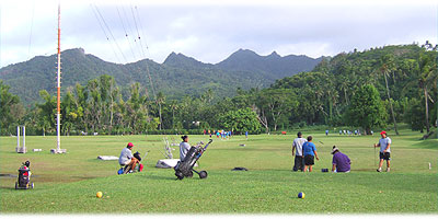 >>> Golfing in Nikao with the mountains in the background © Archi