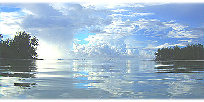 >>> Early morning sky reflected by the water on Muri Lagoon © Archi
