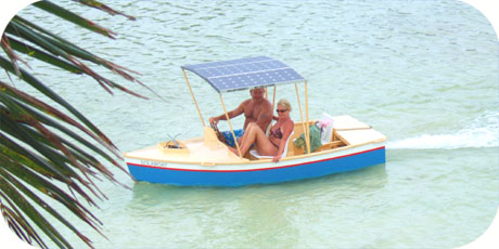 >>> the innovative SOLABOAT operated by visitor couple on Muri Lagoon 